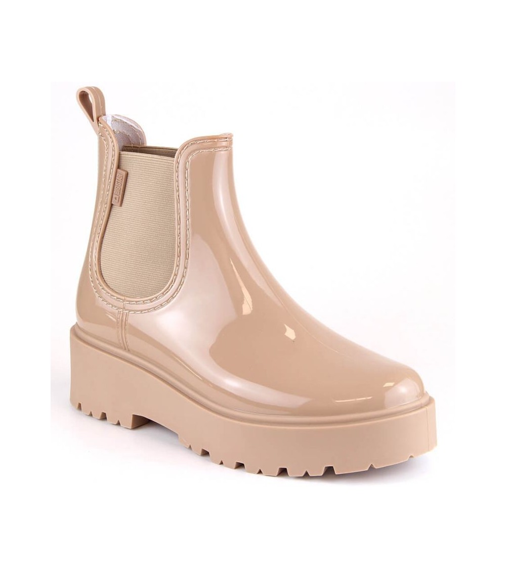 Galoshes lacquered on the Big Star W INT1918B platform, beige