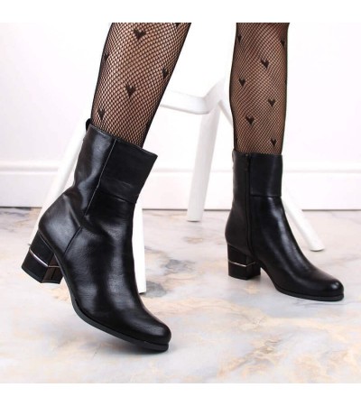 Jezzi W JEZ421 black insulated ankle boots with a decorative heel
